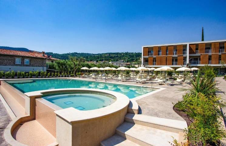 Ferienwohnung für 6 Personen, mit Balkon und Balkon/Terrasse sowie Whirlpool und Kinderpool in Garda