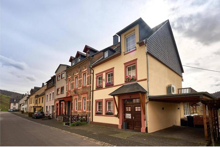 Ferienwohnung für 3 Personen, mit Balkon und Terrasse sowie Garten und Sauna in Graach an der Mosel
