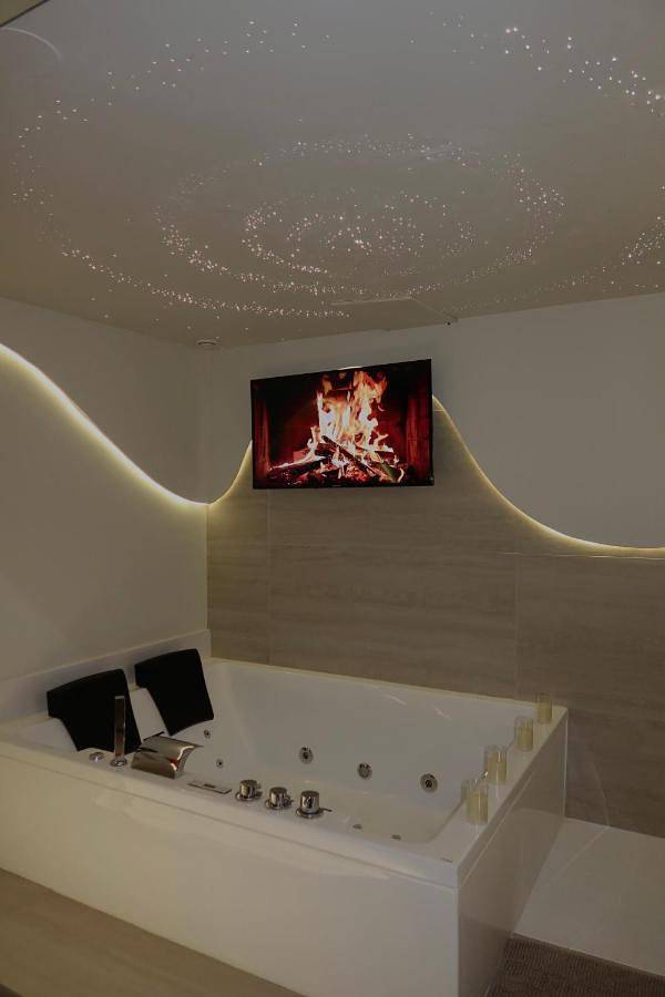Appartement entier, Spa Privatif - Love Room Luxe - Proche Disney in Marles-en-Brie, Seine-et-Marne