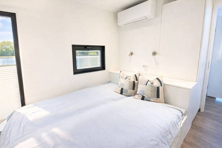 Floatinghouse Bakerman: Urlaub am See mit Kaminofen und Seeblick in Zehdenick, Ruppiner Seenland