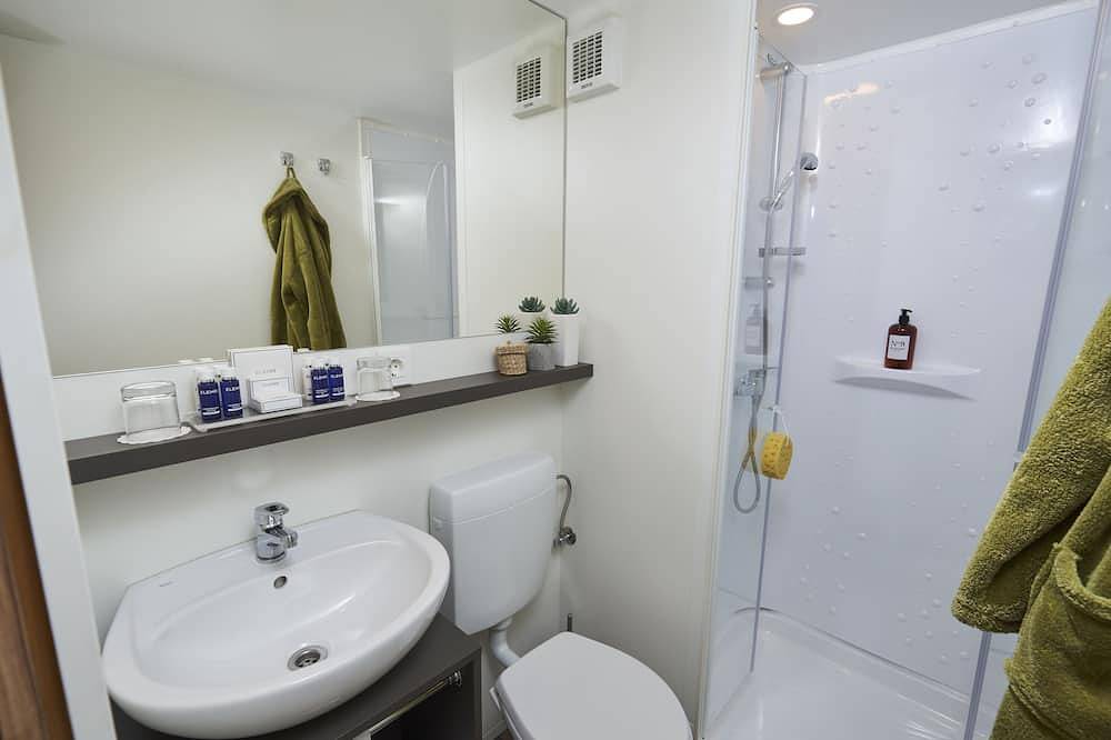 Family lodge with swimming pool for 6 to 7 people in the middle of the Garrigue in Castillon-du-Gard, Region de Nimes