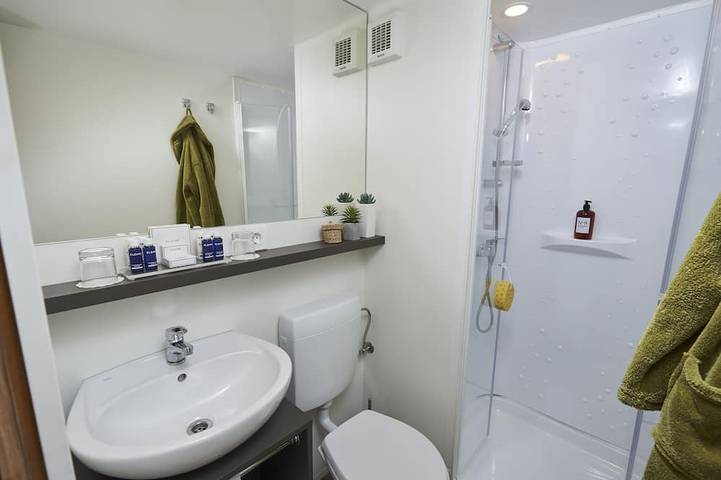 Family lodge with swimming pool for 6 to 7 people in the middle of the Garrigue in Castillon-du-Gard, Nimes und Umgebung