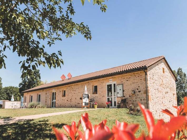 Gîte pour 4 personnes, avec terrasse et piscine, adapté aux familles à Marminiac