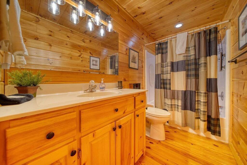 Troutmendous on the River - 3 Br, Hot Tub, Charcoal Grill, Screened Porch! in Chattahoochee National Forest