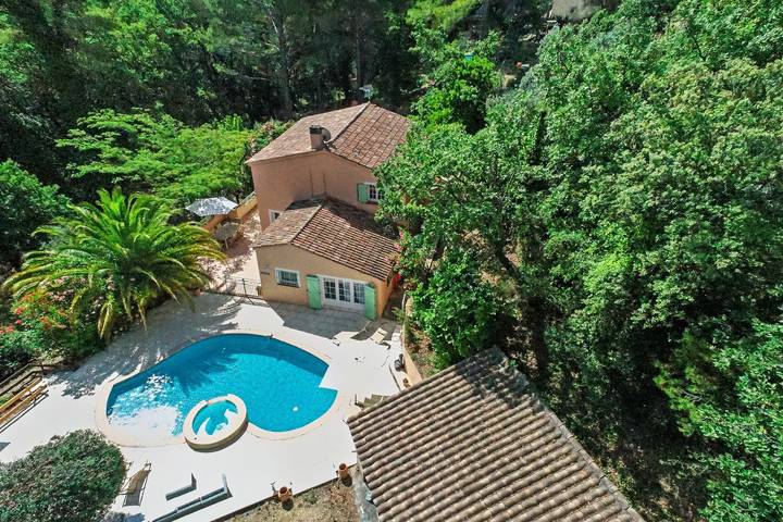 Gîte pour 6 personnes, avec piscine, adapté aux familles à Figanières