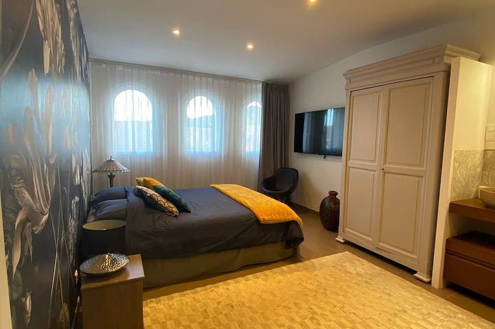 A Beautiful Villa, 4 bedrooms, heated pool*, 5 mins walk from Argeles Village in La Côte Vermeille, Argelès-sur-Mer