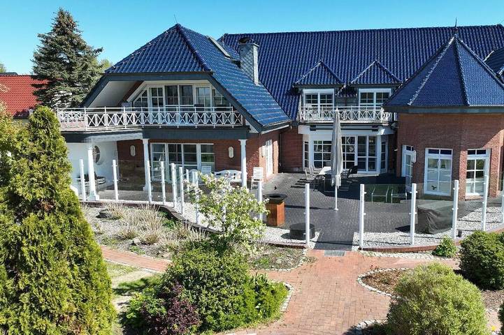 Ferienhaus für 10 Personen, mit Balkon und Whirlpool sowie Garten in Rühn