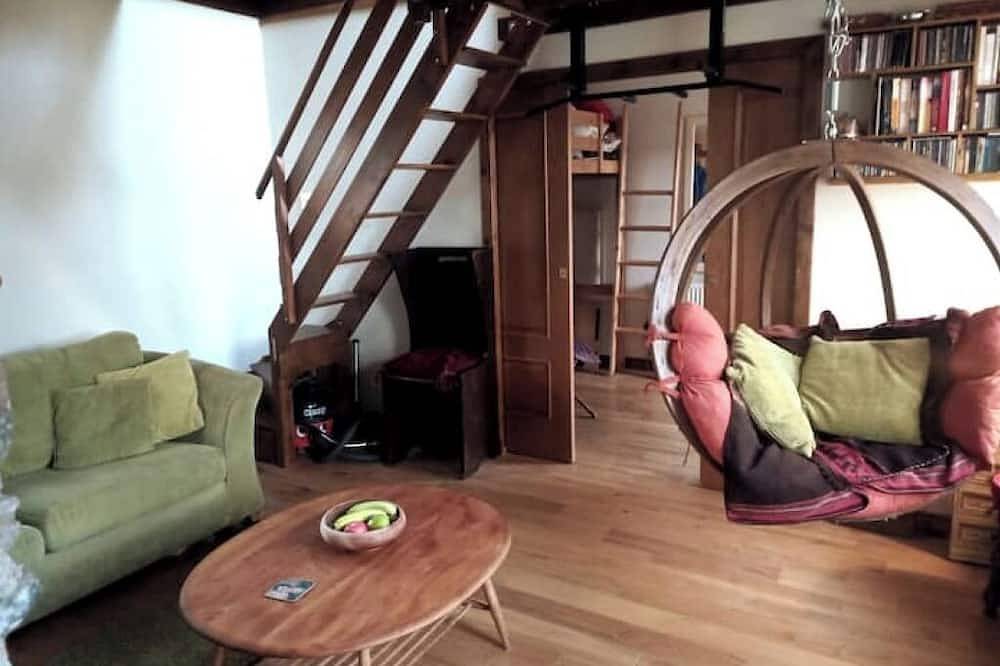 Tara Cottage - a quirky, cosy, quiet, traditional cottage with private garden. in Dunoon, Argyll & Bute
