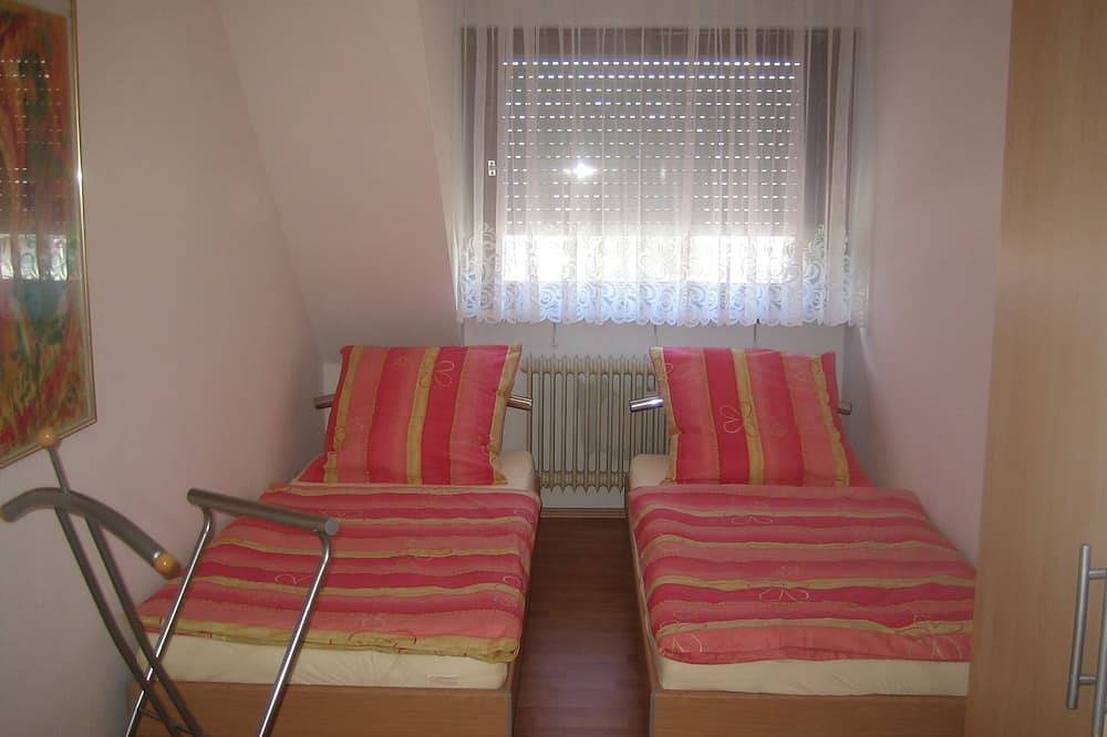 Ganze Wohnung, In Rheinnähe: große, moderne Ferienwohnung in ruhiger Seitenstraße mit Balkon in Wallersheim, Koblenz