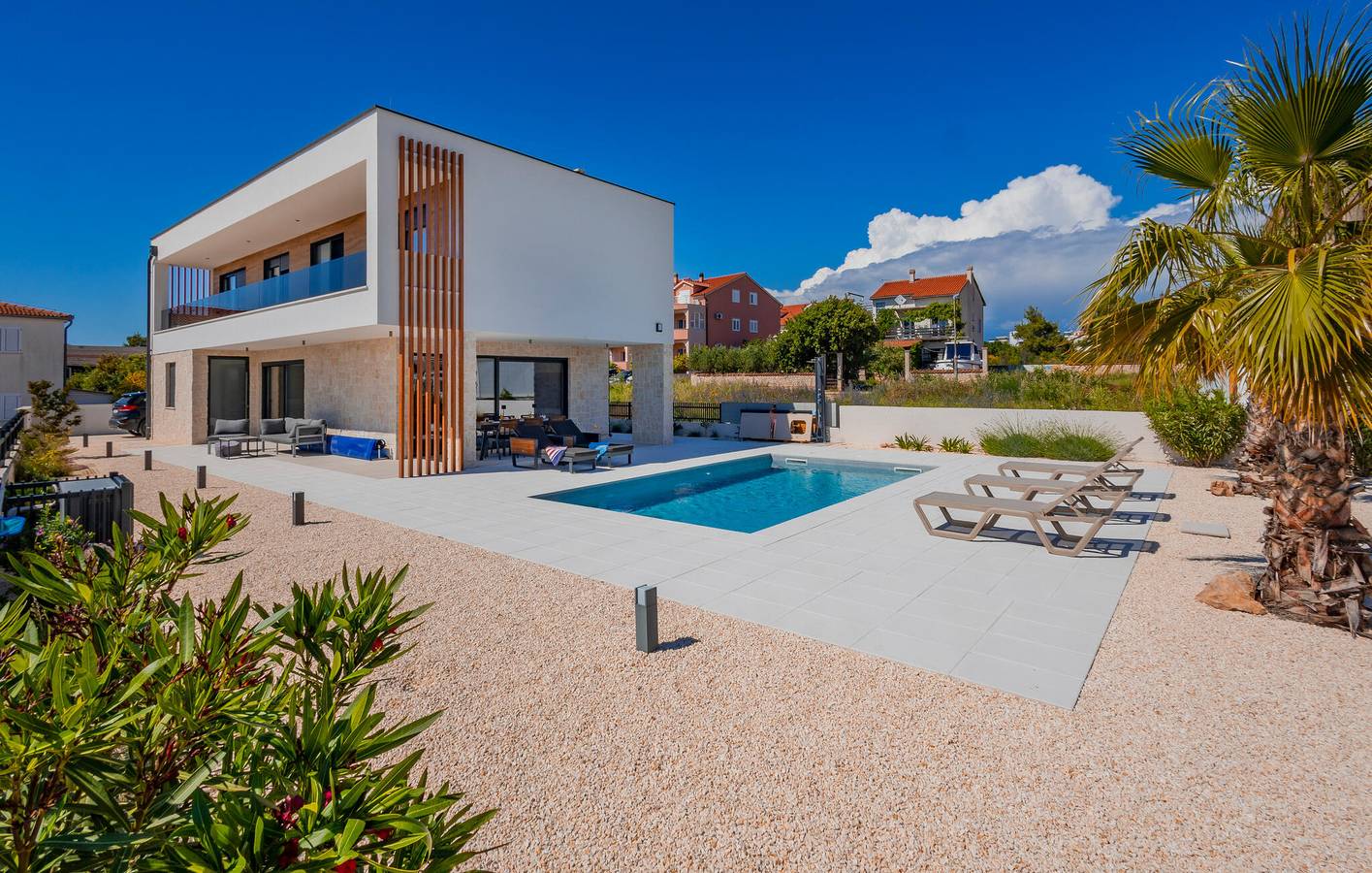 Reizendes Apartment mit Meerblick, Pool, Terrasse und WLAN – 1 km vom Strand entfernt in Vodice, Šibenik-Knin