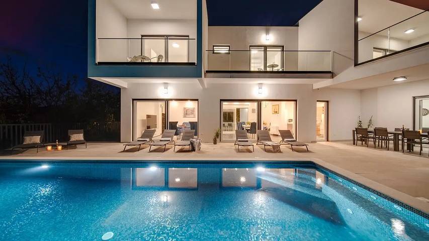 Ferienhaus für 8 Personen, mit Balkon und Garten sowie Pool