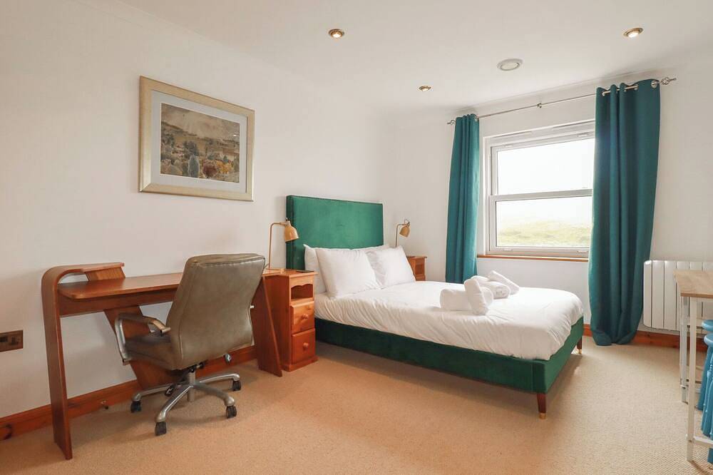 Lowenna, country holiday cottage in Newquay in Watergate Bay, Newquay