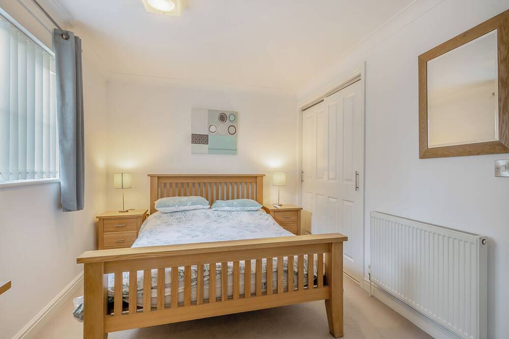 Set in a lovely location with its very own swimming pool and enclosed garden. in Sea Palling, The Broads