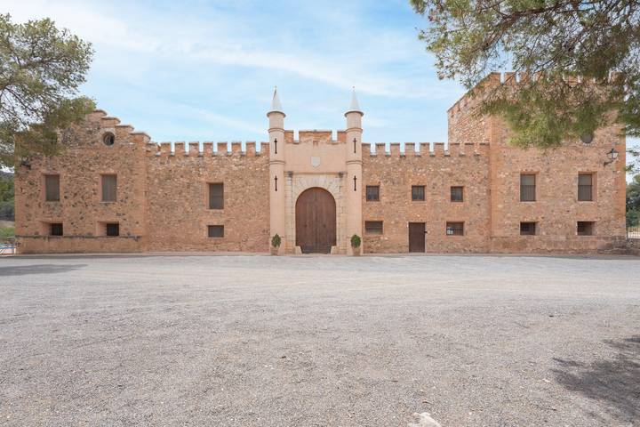 Apartamento entero, Apartamento 'Bruno' con vistas a la montaña, piscina y jardín compartidos in Altura (España), Provincia de Castellón