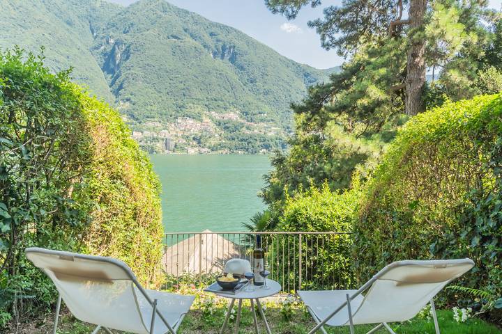 Ferienwohnung für 2 Personen, mit Terrasse und Garten sowie Ausblick und Seeblick in Laglio