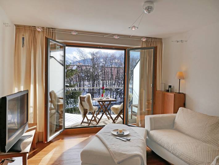 Ferienwohnung für 2 Personen, mit Balkon und Garten sowie Ausblick in Samedan