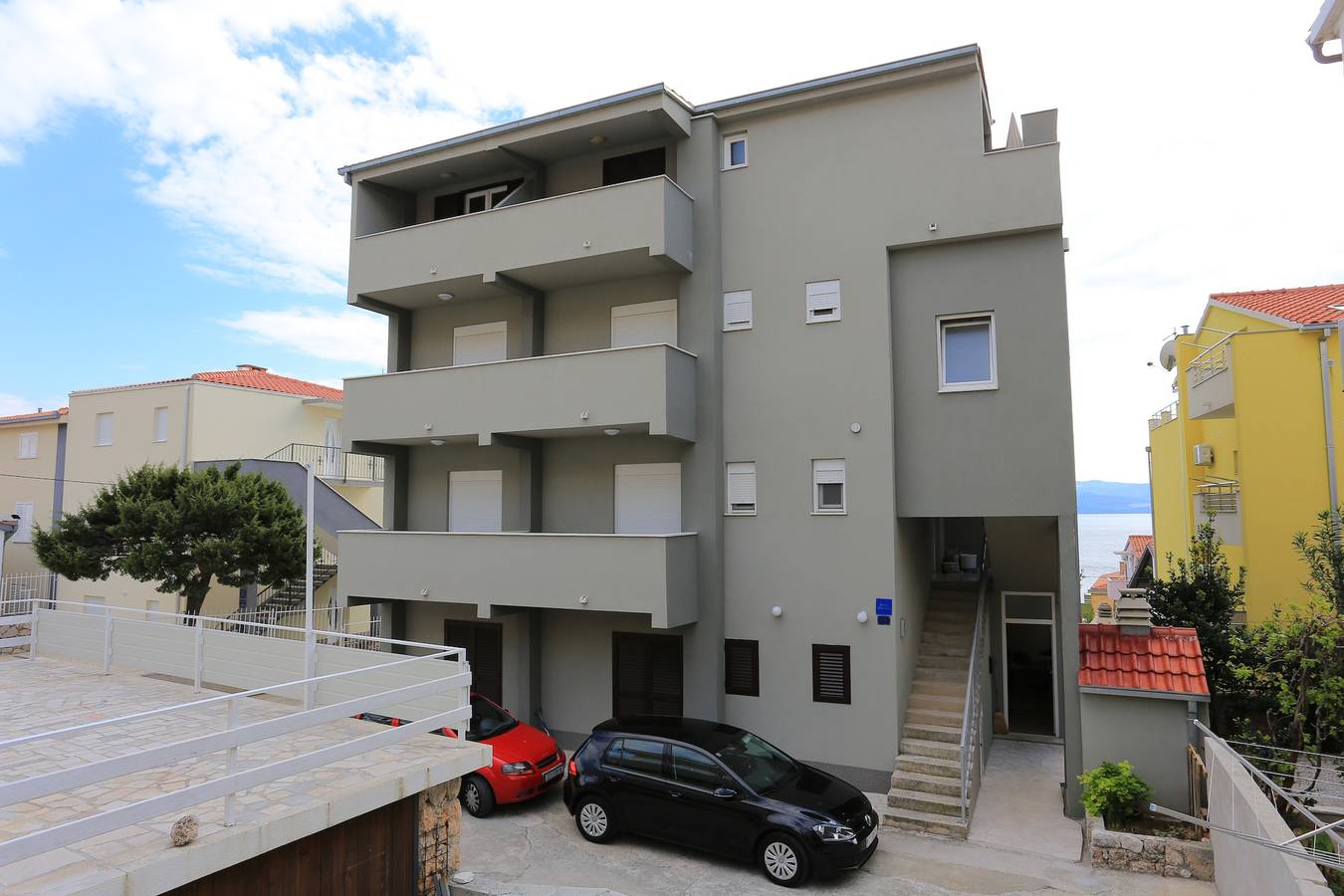 Ganze Wohnung, 1-Zimmer-Ferienwohnung mit Terrasse und Meerblick Nemira, Omis A-17039-c in Omiš (Kroatische Adria), Omis-Riviera