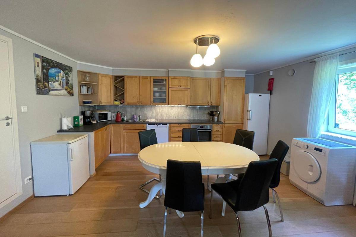 Ganze Wohnung, Spacious apartment with 4 bedrooms in Grimstad