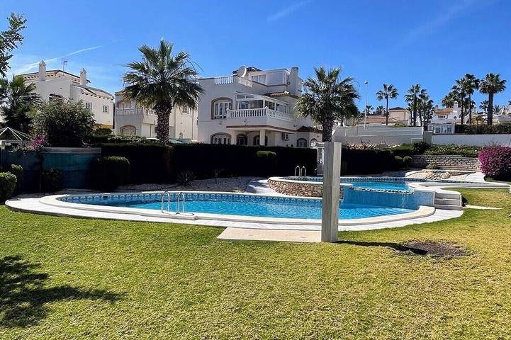 Bungalow para 4 personas, con piscina y balcón en Costa Orihuela