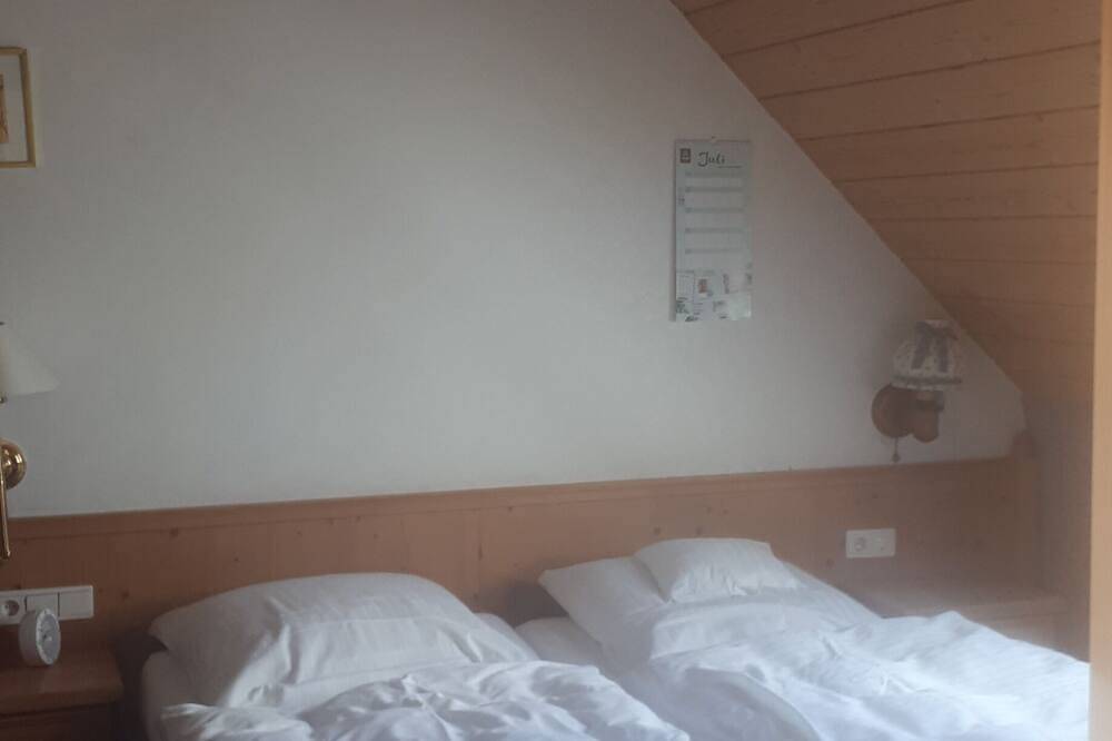 Ganze Wohnung, Gemütliches Appartement mit Balkon und Garten in Sommerach, Fränkisches Weinland