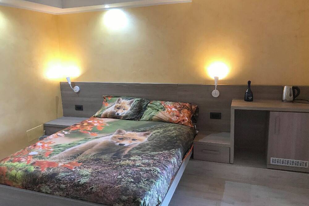 \"Moscato\" room in the Langhe hills, overlooking Alba in Rodello, Langhe
