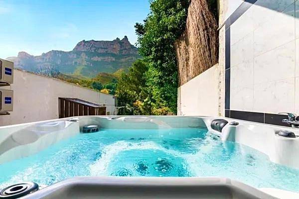 Apartamento para 2 personas, con Jacuzzi y Terraza además de Piscina y Vistas al lago en Monistrol de Montserrat
