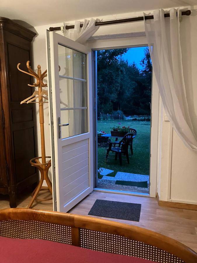 Location de vacances pour 2 personnes, avec jardin ainsi que terrasse et vue à Capdrot