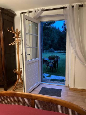 Gîte pour 2 personnes, avec terrasse ainsi que jardin et vue à Capdrot