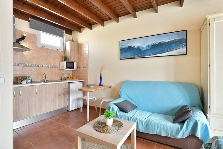 Entire apartment, Vacation Home "Viviendas El Pescador - Timón" with Sea View, Private Terrace & Wi-Fi in El Golfo, Yaiza