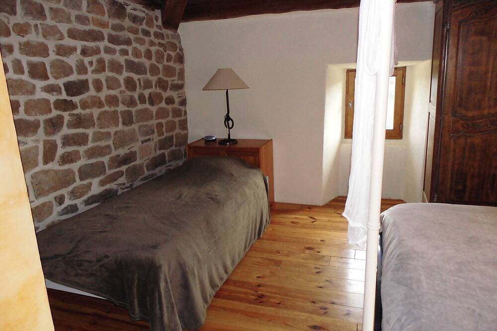 Location de charme (wifi,Clim) maison en pierres avec terrasse et vue magnifique in Faugères (Ardèche), Parc naturel régional des Monts d'Ardèche