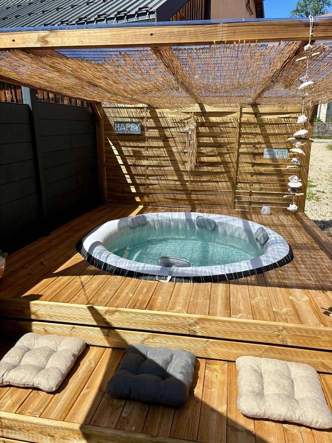 Location de vacances pour 8 personnes, avec jardin ainsi que terrasse et vue, animaux acceptés à Touillon-et-Loutelet