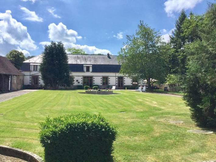 Location de vacances pour 20 personnes, avec jardin ainsi que vue et terrasse dans Putanges-le-Lac