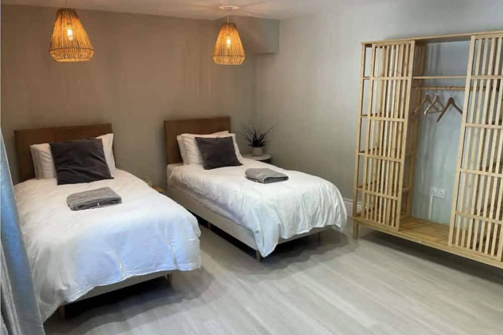 Modern Property with Indoor Swimming Pool in Oldland, South Gloucestershire
