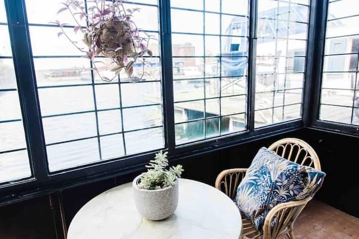 Houseboat for 3 people, with hot tub in Liverpool