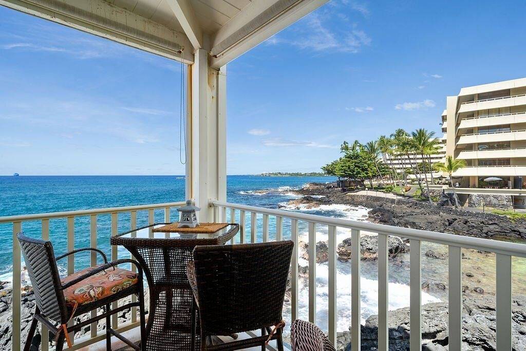 Ganze Wohnung, Hale Kona Kai 213 - Absolute Oceanfront Condo in Town - Big Wrap Around Lanai in Aloha Kona, Kailua-Kona
