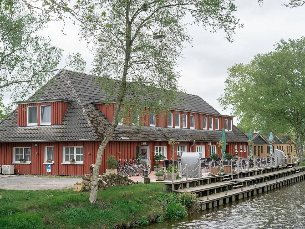 Hotel-Restaurant Bootshaus - Doppelzimmer, Hofseite in Bedekaspel, Südbrookmerland