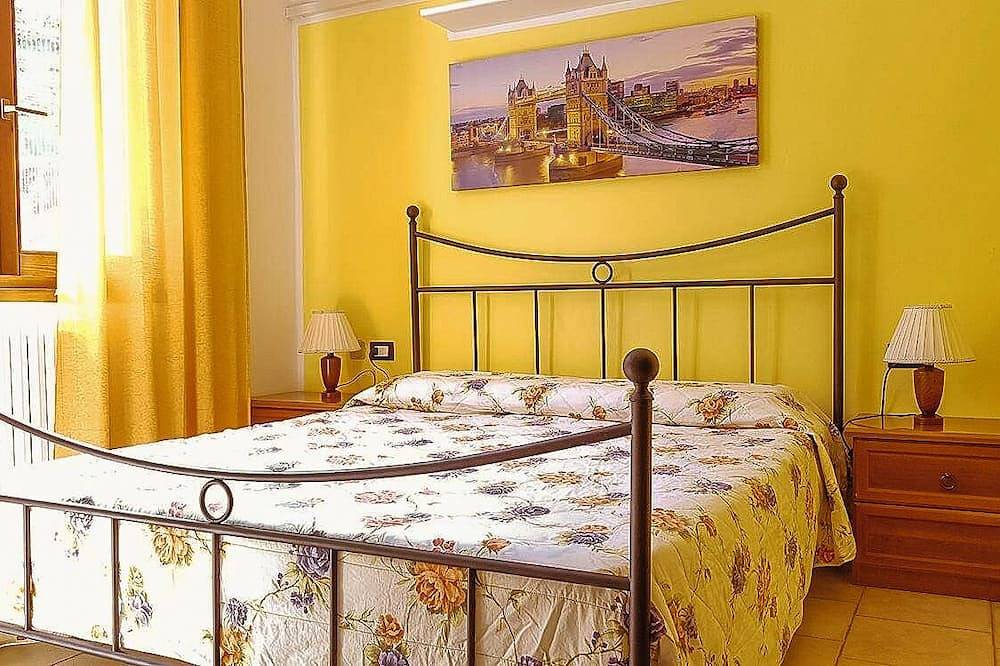 Ganze Wohnung, Geschmackvoll möblierte 3-Zimmer-Wohnung in direkter Seelage mit Pool und Privatstrand in Lezzeno, Comer See