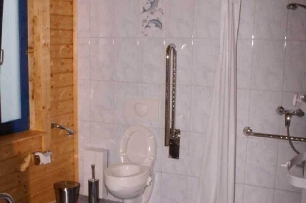 Ganze Wohnung, Ferienwohnung im Wohnblockhaus - barrierefreie Ferienwohnung am Plauer See in Alt Schwerin, Plauer See