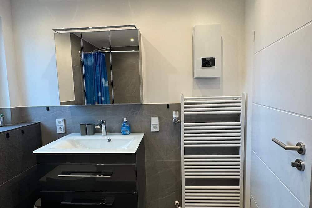 Ganze Wohnung, Ferienwohnung  mit 85 m² und Wintergarten am Fuße der Tomburg in Rheinbach, Rhein-Sieg-Kreis
