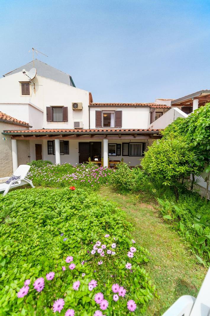 Ganze Wohnung, 1-Zimmer-Ferienwohnung am Strand Nerezine, Losinj -b in Nerezine, Lošinj (Kvarner Bucht)