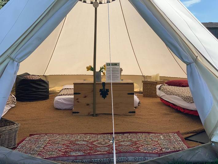 Glamping for 5 people, with Garden and View in Buckinghamshire