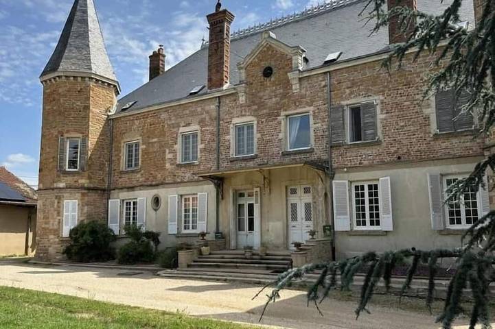 Location de vacances pour 14 personnes, avec Balcon ainsi que Jardin et Piscine à Bâgé-la-Ville