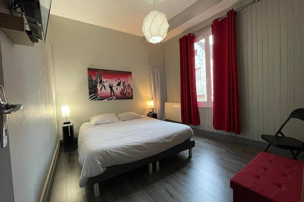 Entire apartment, Apartment 2 - 55 m2 in the historic center of Semur en Auxois in Semur-en-Auxois, Montbard region