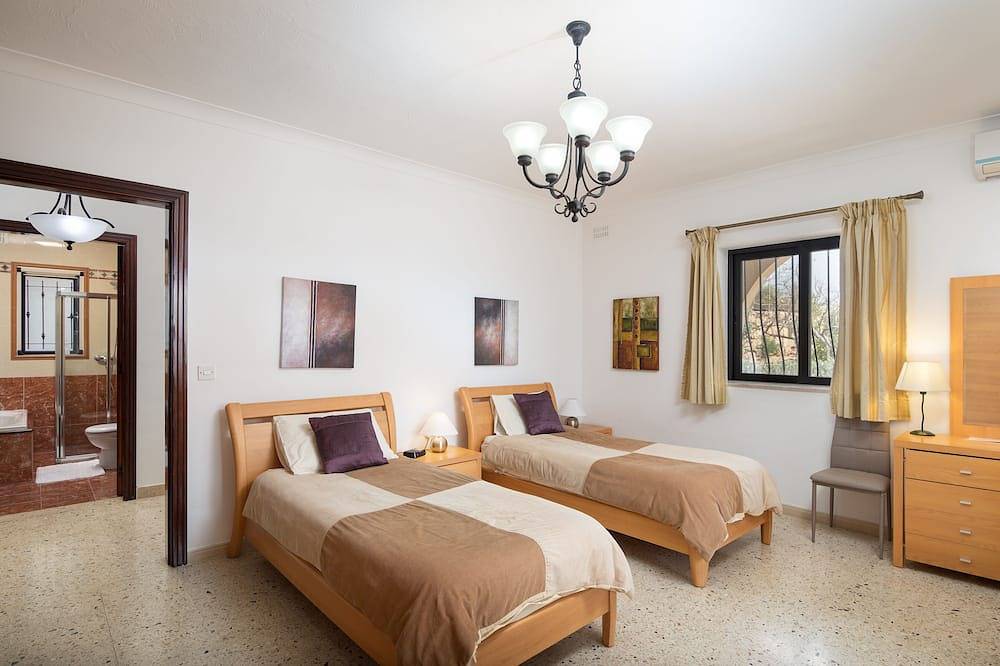 Ringway Luxurious  Private Villa , Large Sun Deck ,Bbq, Private Pool, Gms Rm in il-Mellieha, Mellieha
