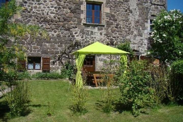 Gîte pour 5 personnes, avec terrasse et jardin à Vic-sur-Cère - 4