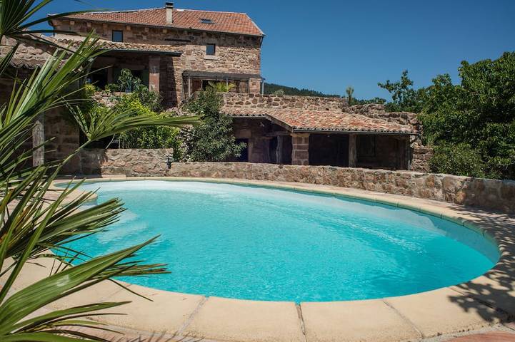 Location de vacances pour 15 personnes, avec jardin et jacuzzi à Planzolles