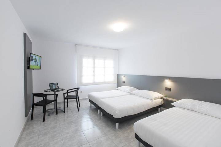 Triple Room with Private Bathroom in Lavacolla, Santiago de Compostela