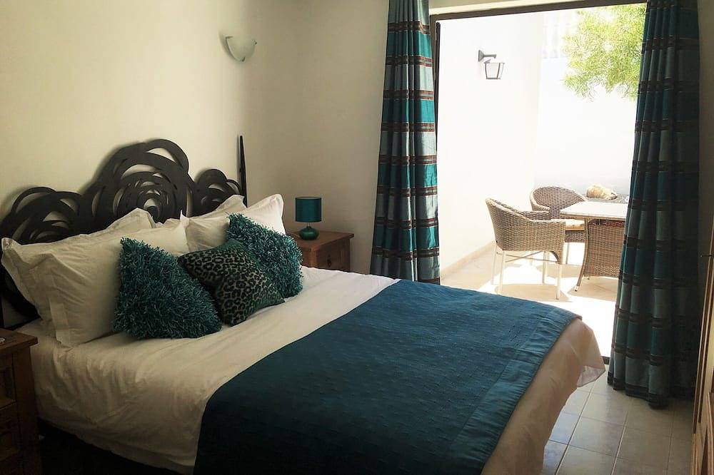 Private villa with stunning views and heated pool in Nazaret, Teguise