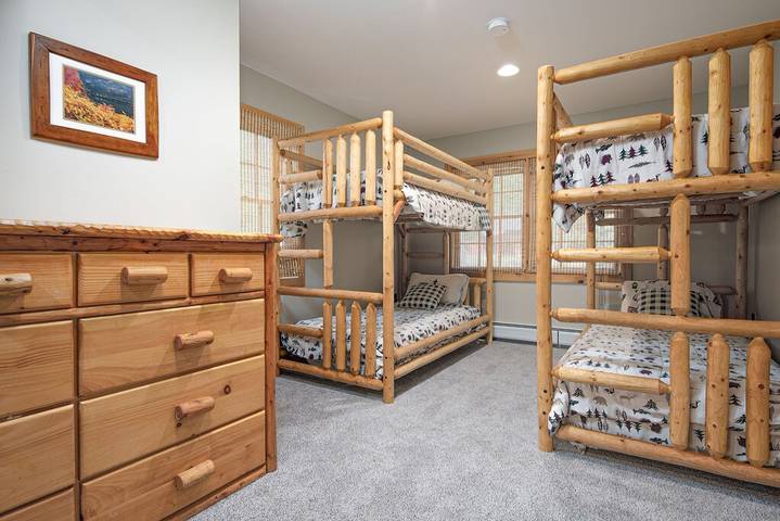 Vacation rental for 16 people, with hot tub and yard in Ludlow