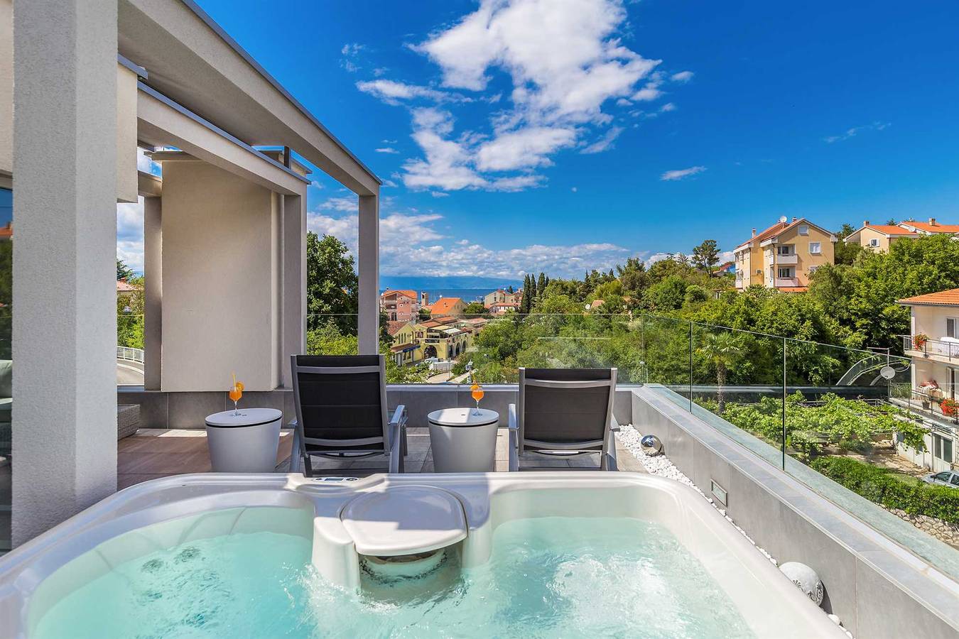 Villa Arabella Malinska - moderne Villa mit Pool, Whirlpool und Dachterrasse in Malinska-Dubašnica, Krk